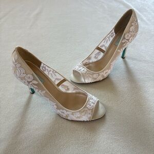 Blue By Betsey Johnson Adely White Ivory Lace Bridal 4" Heels Peep Toe Size 10